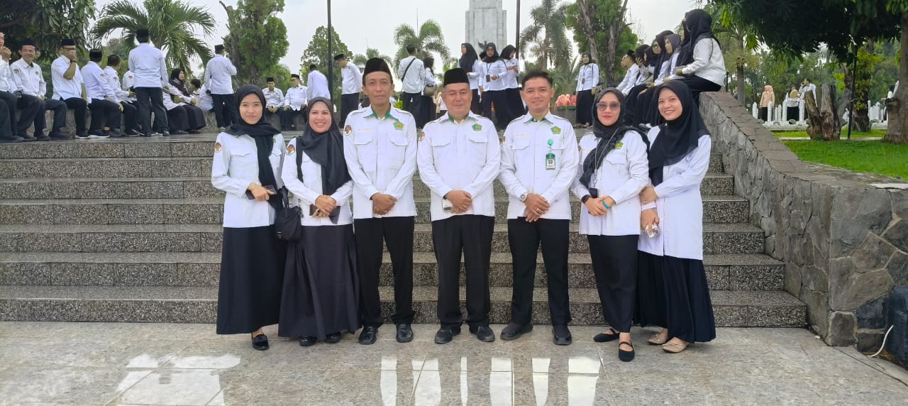 Kepala Madrasah dan Guru MTsN 1 Bandar Lampung Ikuti Tabur Bunga HAB ke-80 Kemenag RI