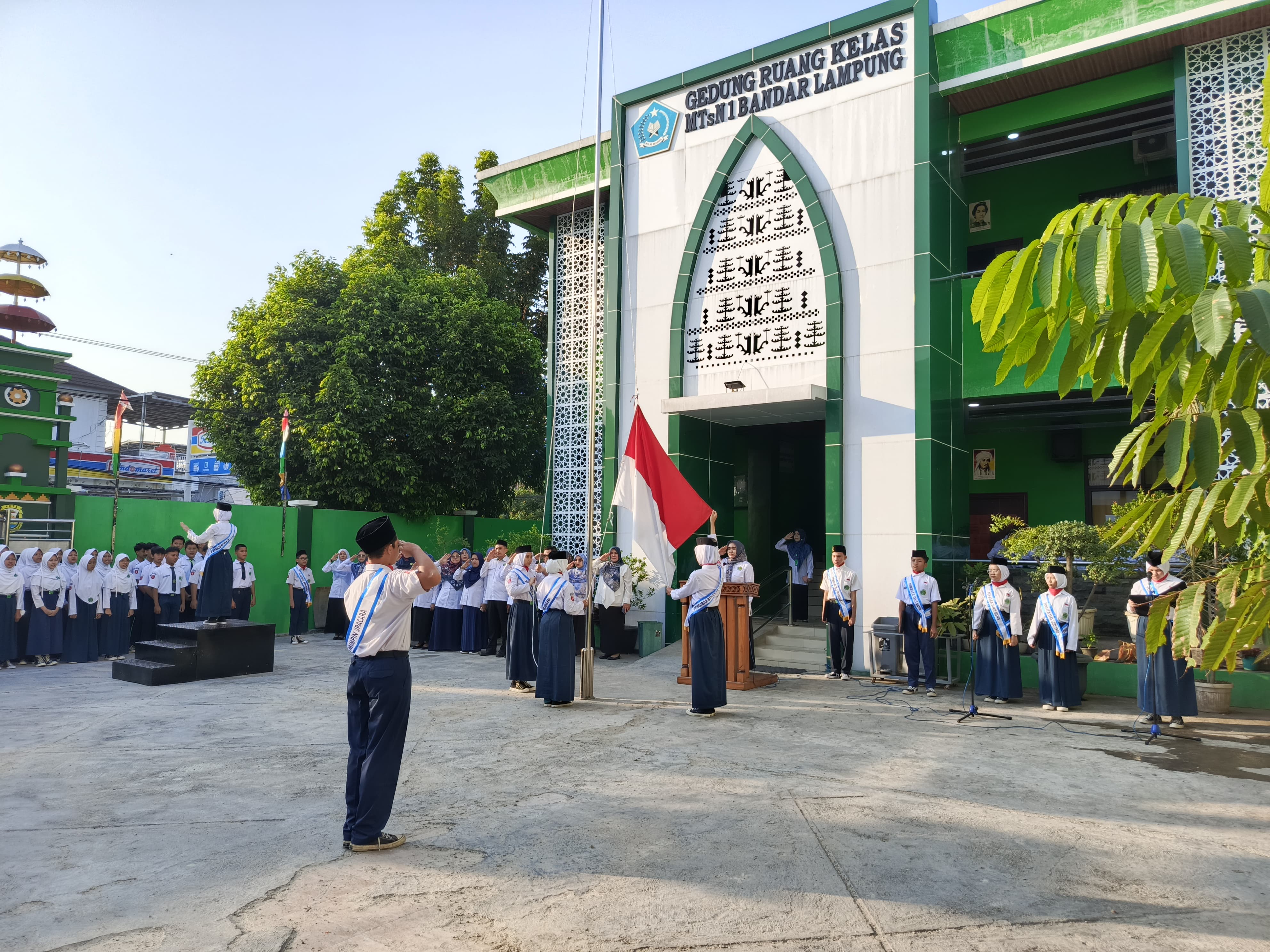 Bangun Karakter Disiplin, MTsN 1 Bandar Lampung Gelar Upacara Bendera Penuh Makna