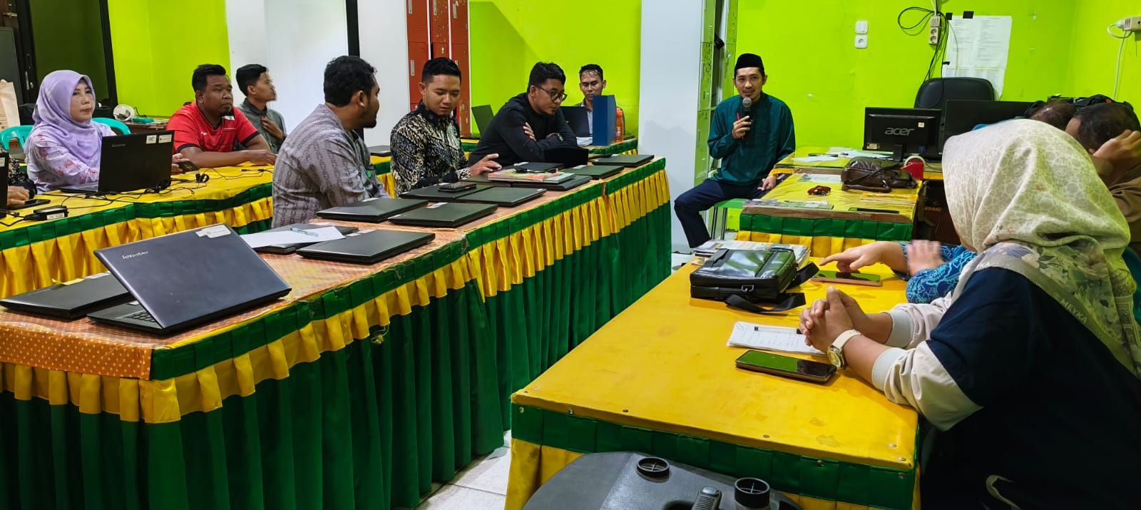 RAPAT PERSIAPAN RIHLAH KELUARGA BESAR MTsN 1 BANDAR LAMPUNG MATANGKAN PEMBAGIAN TUGAS PANITIA