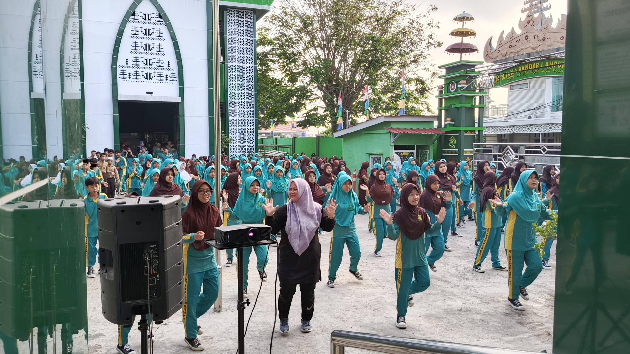 Semangat Kebersamaan Warnai Senam Pagi Bersama Keluarga Besar MTs Negeri 1 Bandar Lampung