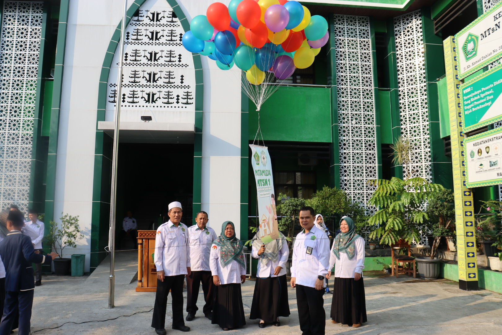 Semarak Pembukaan MATAMUDA 2026/2027, Kepala MTsN 1 Bandar Lampung Lepaskan Puluhan Balon Udara